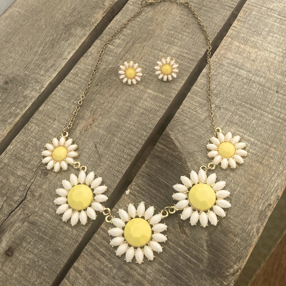 Yellow and white daisy earrings and necklace